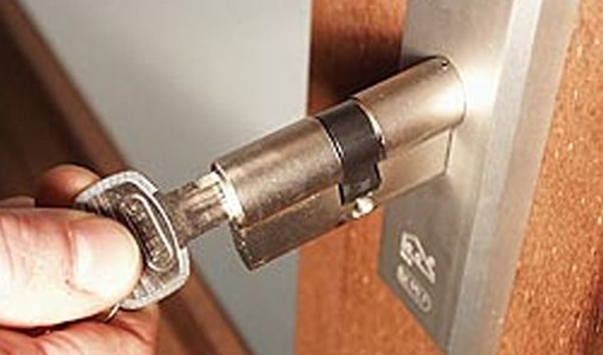 Monteur werkt aan een slot bij een Goudse woning Monteur werkt aan een slot bij een Goudse woning